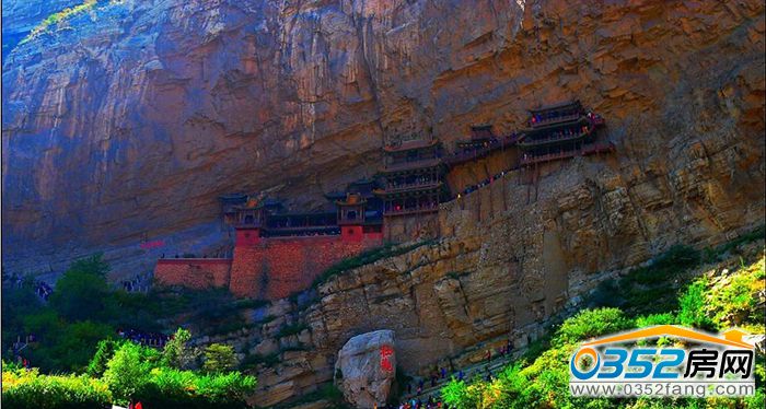 最出名的就是国家重点风景名胜区的北岳恒山及悬空寺;除此之外千佛岭